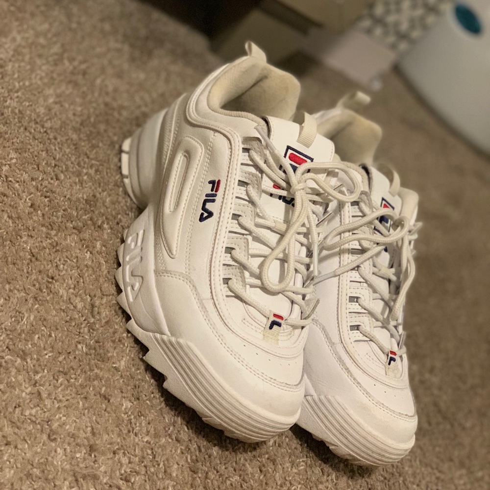 Barley worn white Fila’s. In great condition!